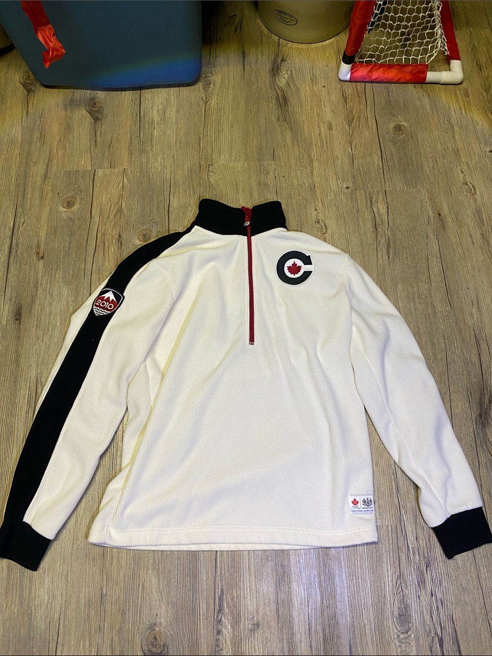 Hudson’s Bay co 2010 Vancouver Canada Winter Olympics pull over sweater